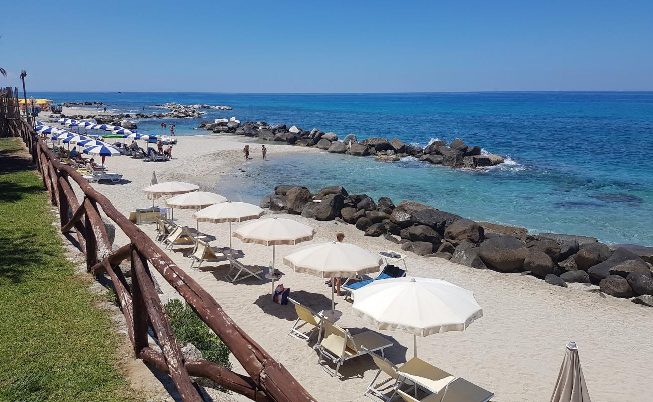 Фото Spiaggia di Torre Marino II с светлый песок поверхностью