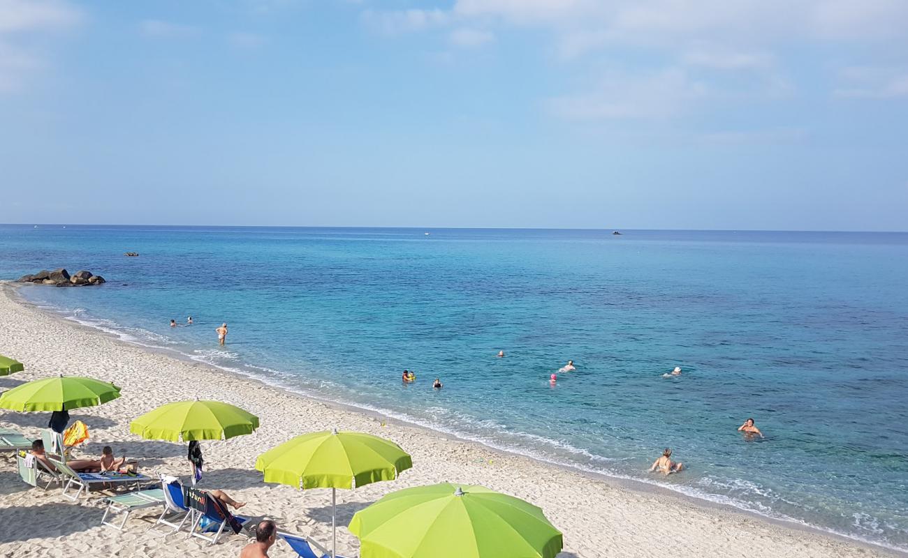 Фото Torre Ruffa beach с светлый песок поверхностью