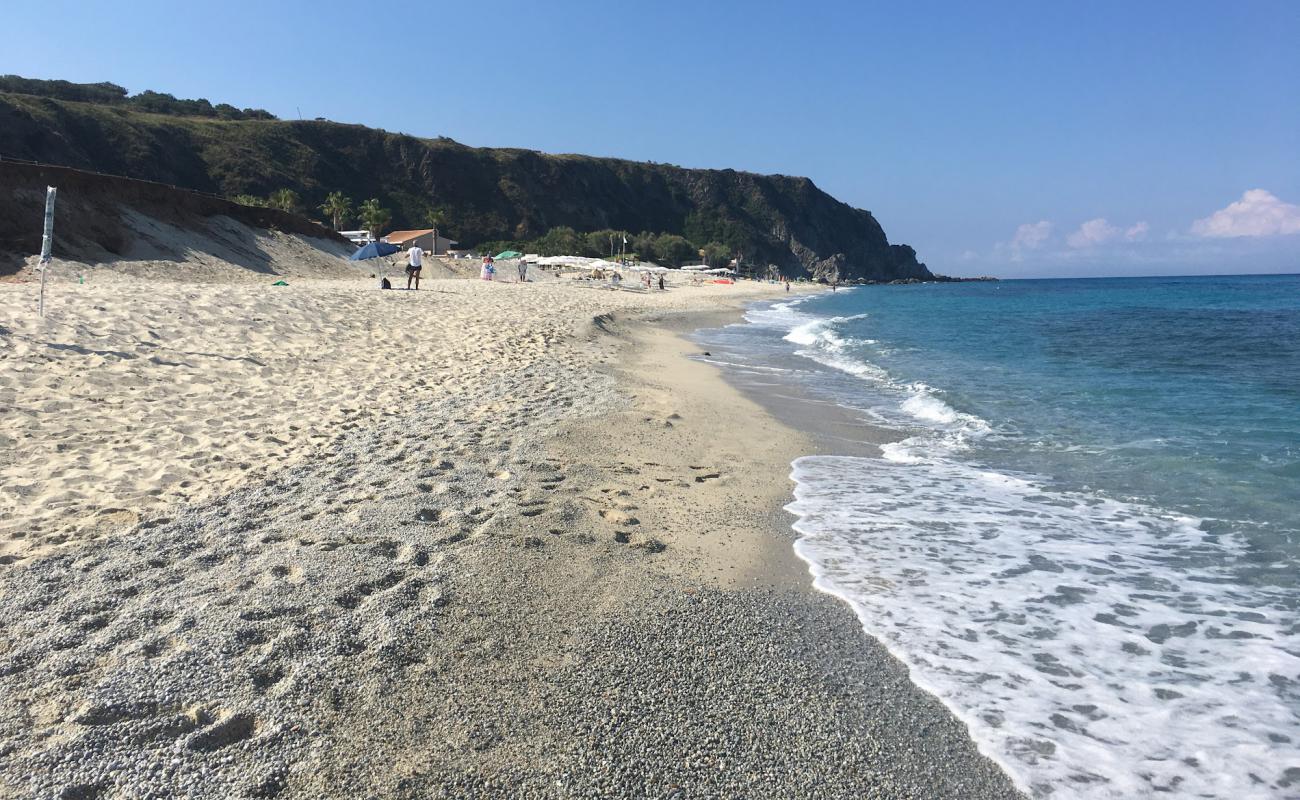 Фото Spiaggia Tono с светлый песок поверхностью