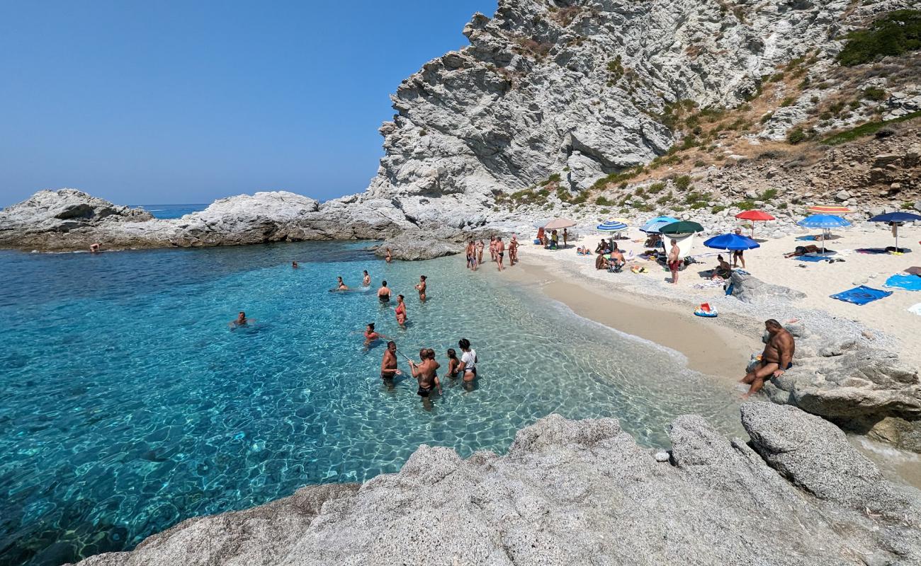 Фото Praia I Focu Beach с белая чистая галька поверхностью