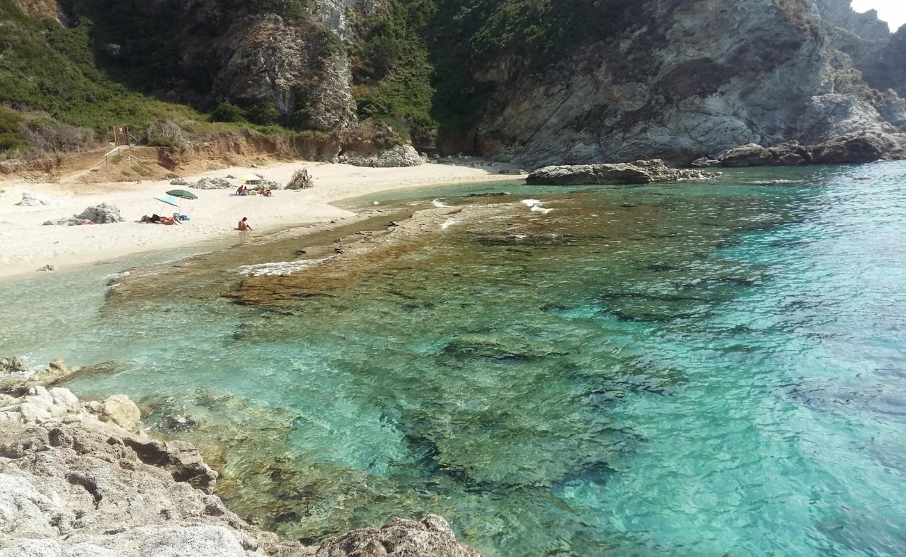 Фото Spiaggia Praia I Focu с светлый песок поверхностью