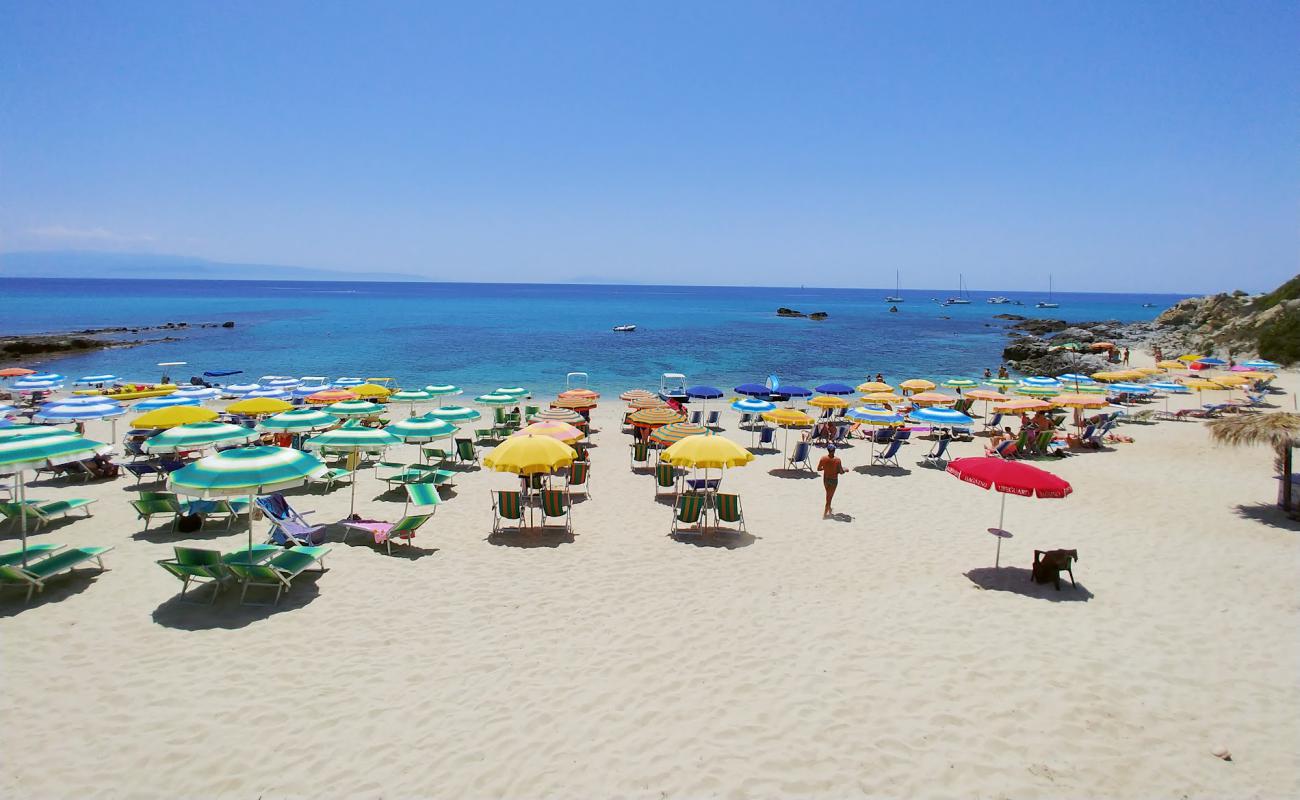 Фото Spiaggia di Grotticelle с светлый песок поверхностью