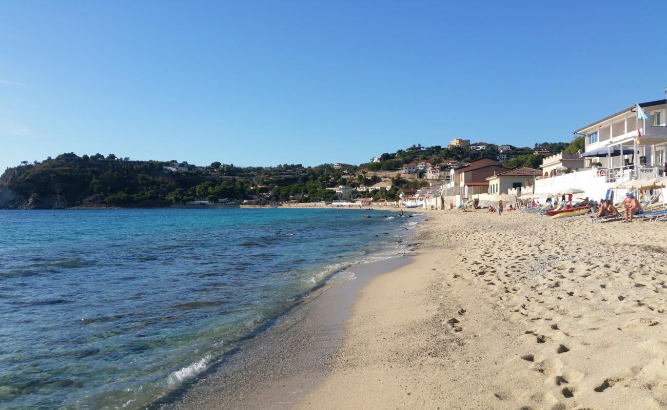 Фото Spiaggia Santa Maria с светлый песок поверхностью