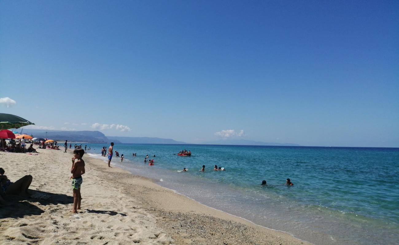 Фото Spiaggia San Ferdinando с золотистый песок поверхностью