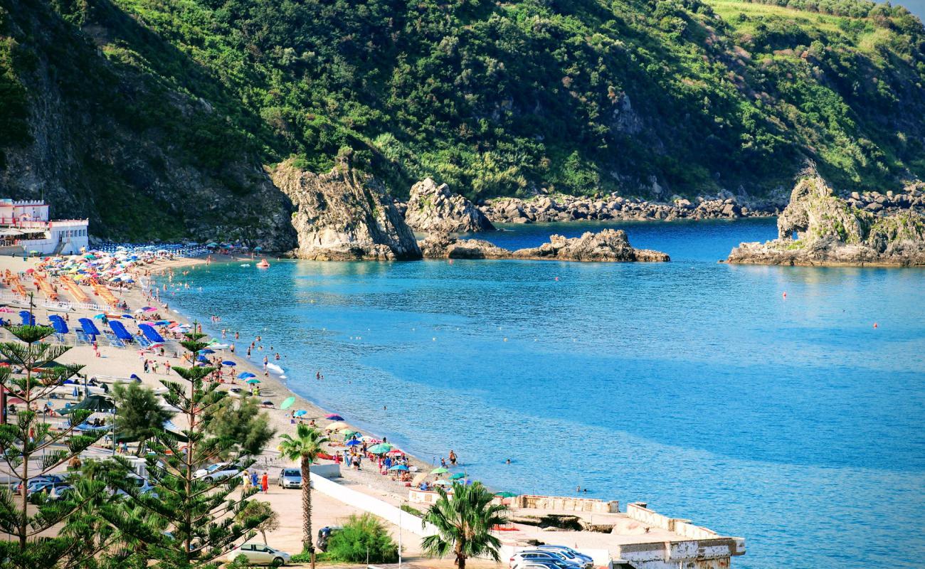 Фото Spiaggia Tonnara с светлый песок поверхностью