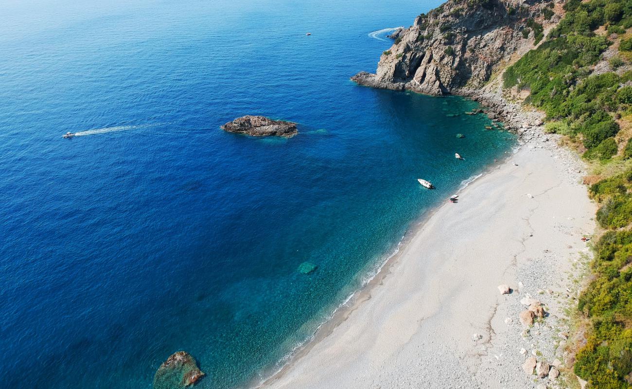 Фото Cala Janculla с песок с галькой поверхностью