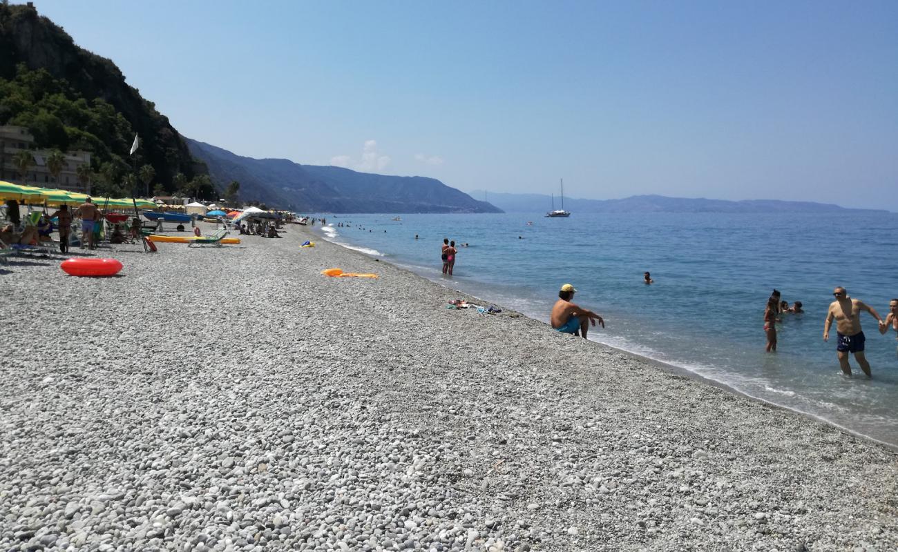 Фото Favazzina beach с серая чистая галька поверхностью