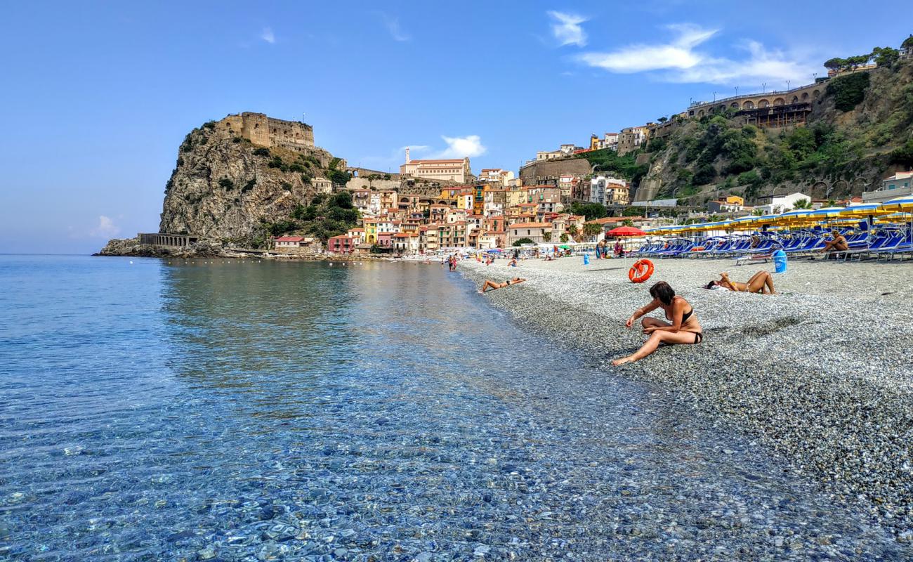 Фото Spiaggia Di Scilla с светлый песок поверхностью