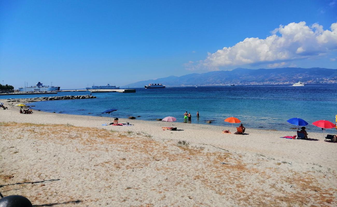 Фото Spiaggia di via Lungomare с темный песок поверхностью