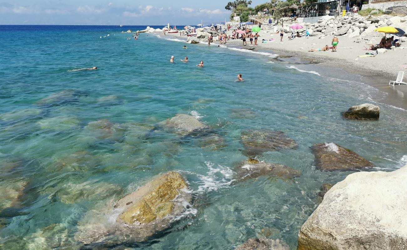 Фото Spiaggia Calypso с серая чистая галька поверхностью