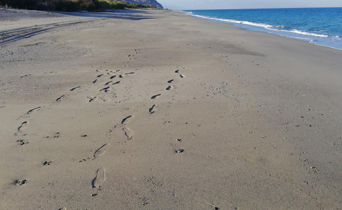 Фото Spiaggia dello Scoglio Cuzzufri с серый песок поверхностью