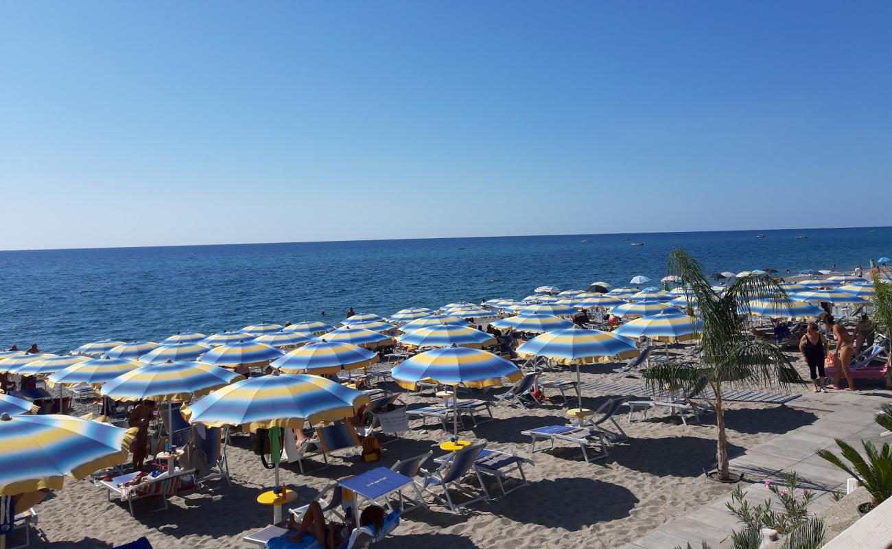 Фото Locri beach с серая чистая галька поверхностью