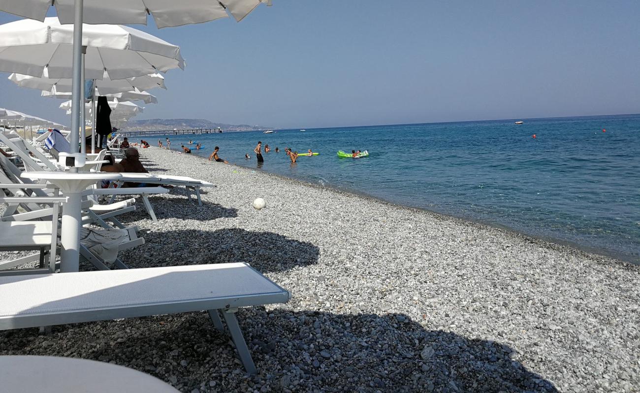 Фото Siderno beach с песок с галькой поверхностью