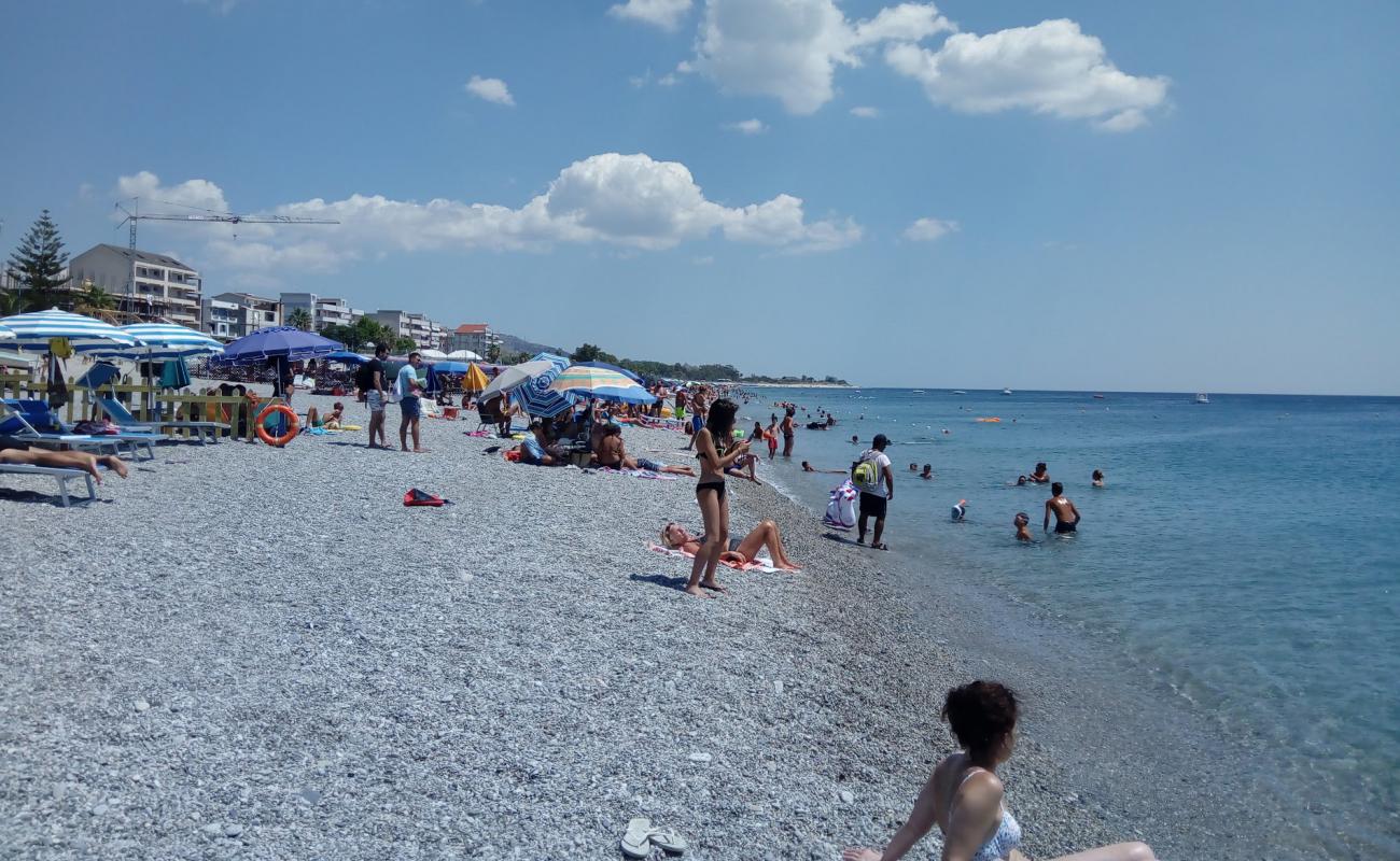 Фото Gioiosa Jonica beach с серая чистая галька поверхностью