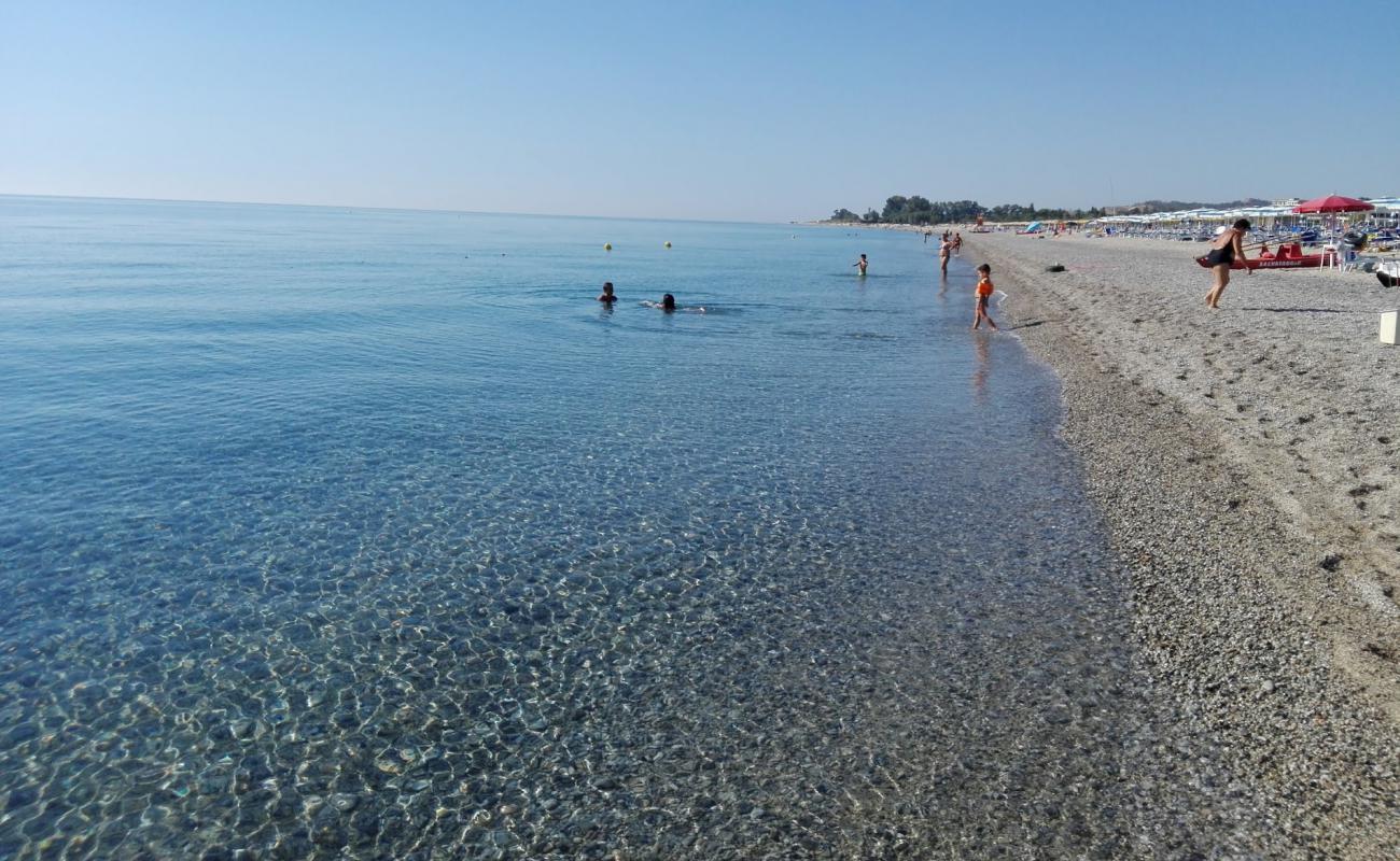 Фото Badolato Marina beach с светлый песок поверхностью