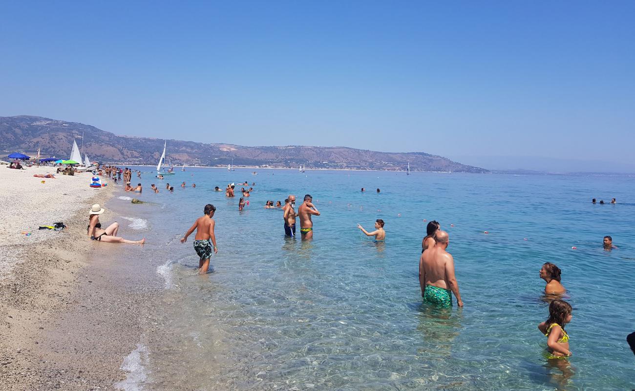 Фото Spiaggia Soverato с светлый песок поверхностью