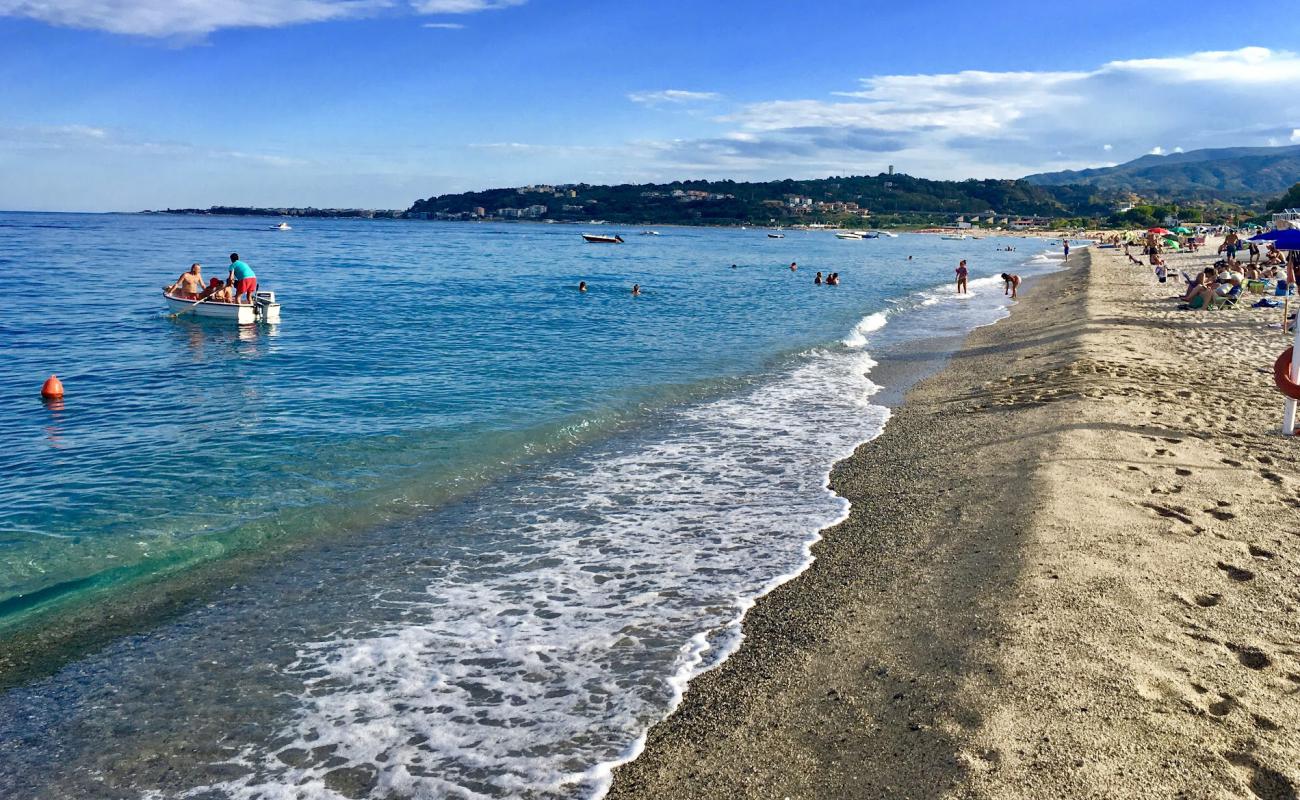 Фото Montepaone Lido beach с светлый песок поверхностью