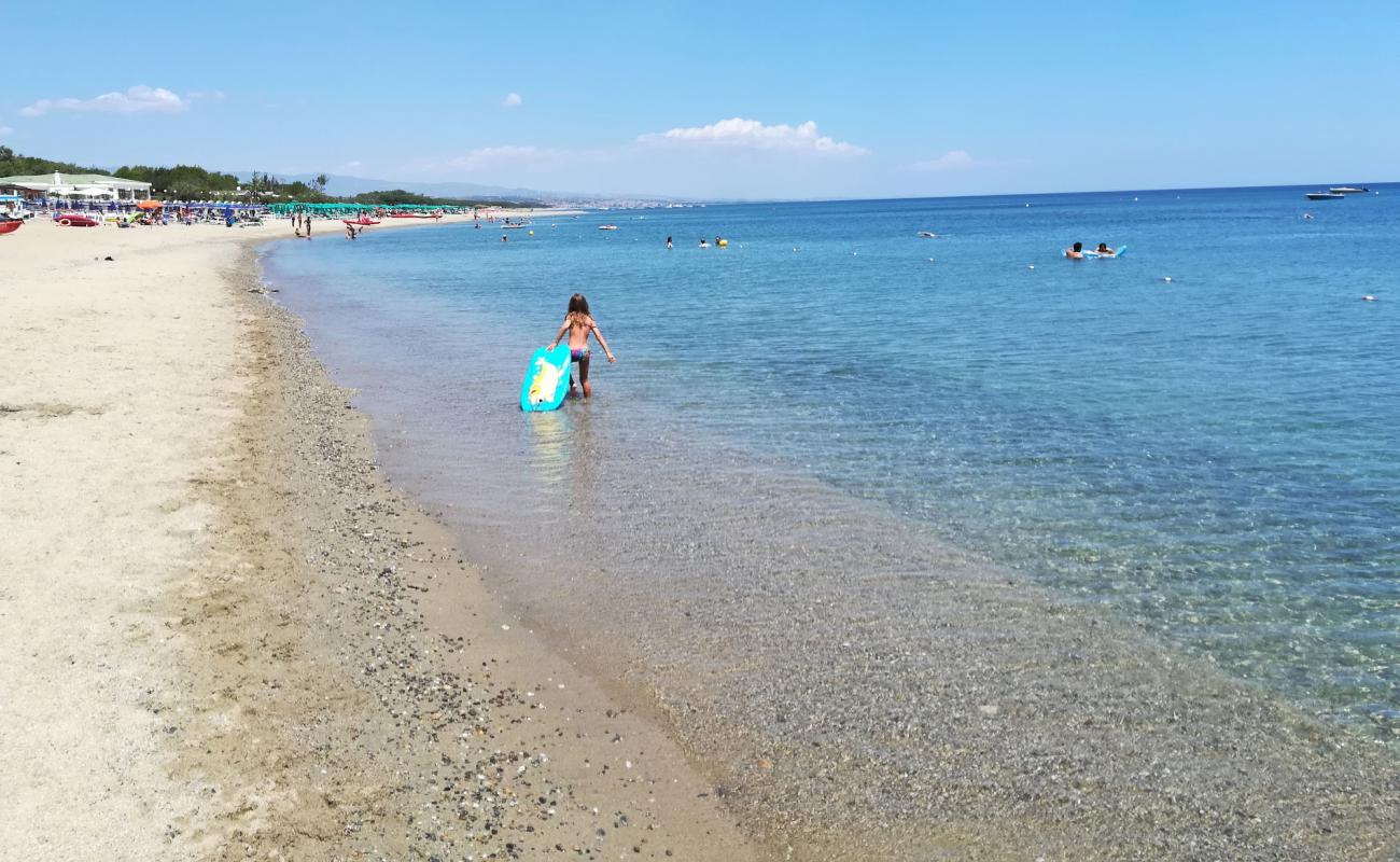 Фото Spiaggia di Copanello с светлый песок поверхностью