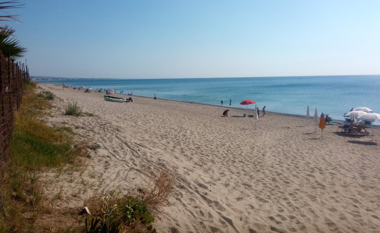 Фото Villaggio le Roccelle beach с светлый песок поверхностью