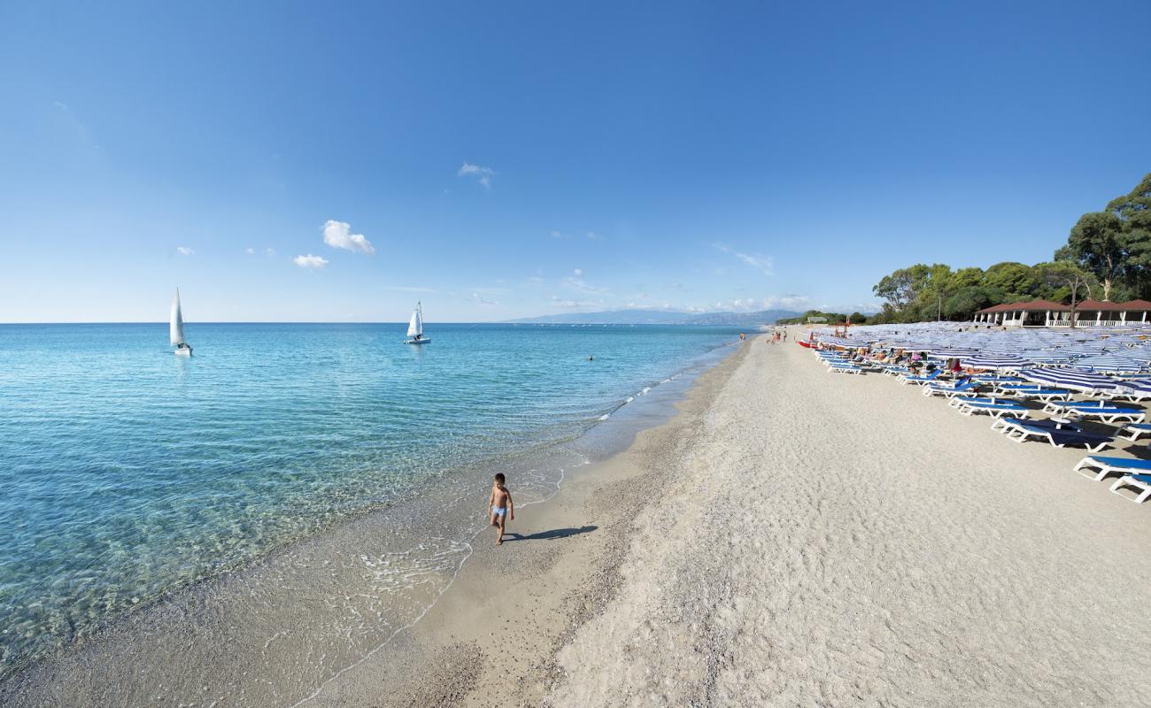 Фото Simeri Mare beach с светлый песок поверхностью