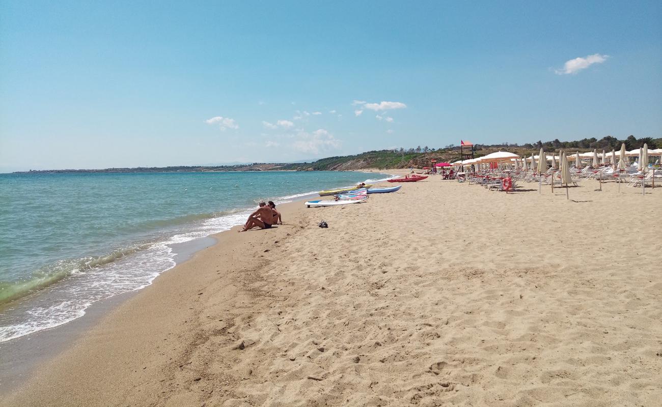 Фото Fiume Capo beach с темный песок поверхностью