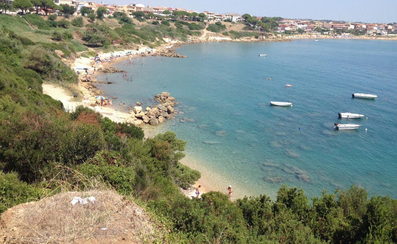 Фото Capo Rizzuto beach с песок с камнями поверхностью