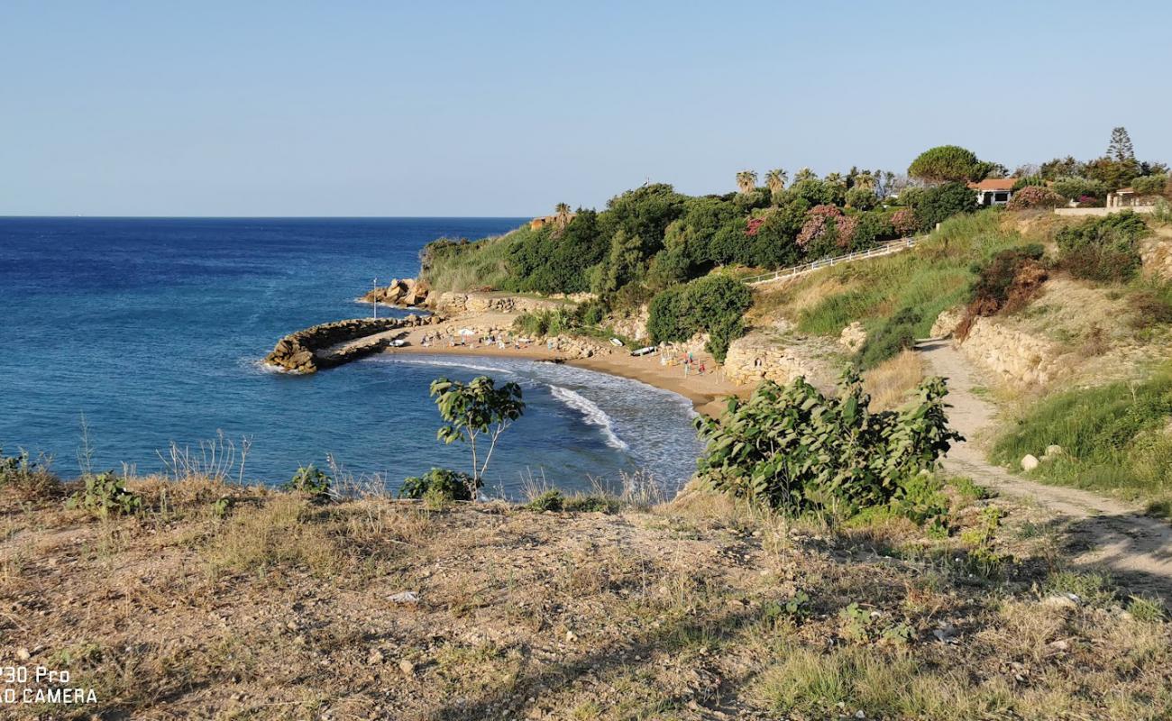 Фото Spiaggia Capo Bianco с темный песок поверхностью