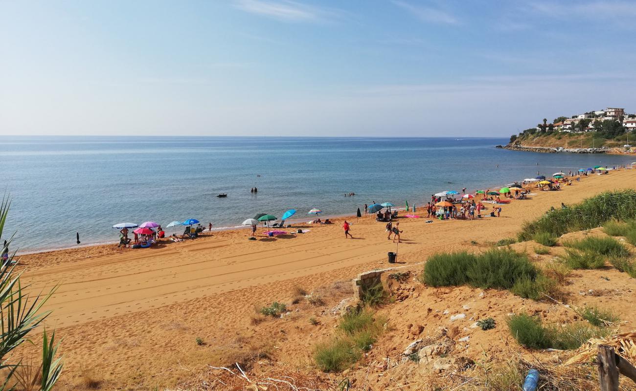 Фото Spiaggia Le Cannella с темный чистый песок поверхностью