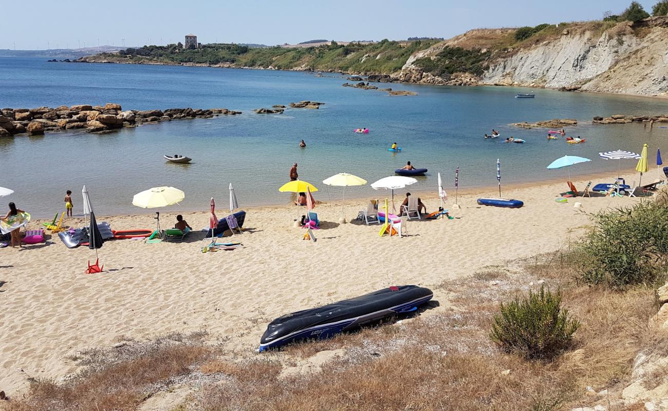 Фото Baia dei Greci с темный песок поверхностью