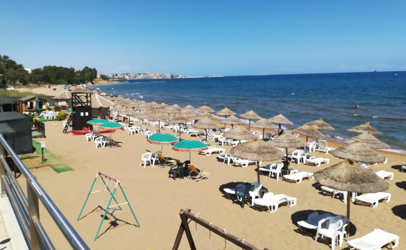 Фото Spiaggia di Via Poseidonia с темный песок поверхностью