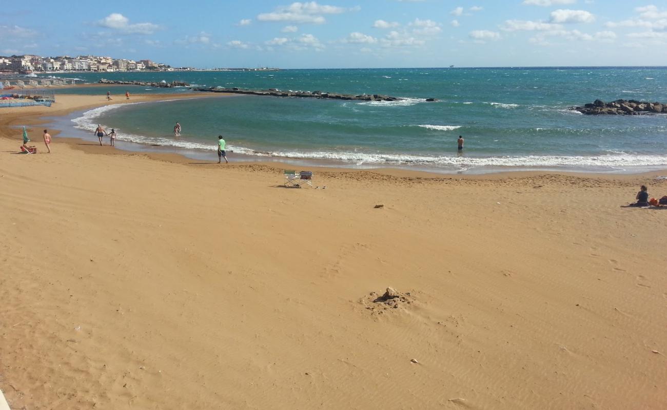 Фото Crotone beach II с темный песок поверхностью