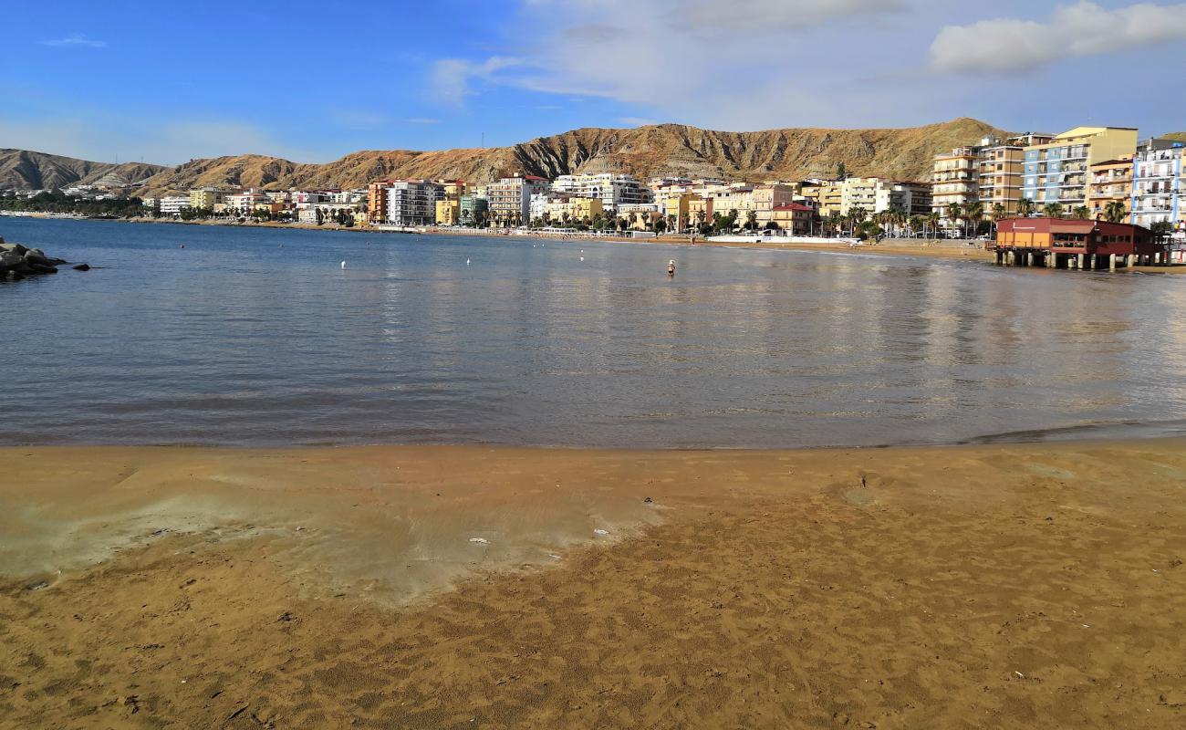 Фото Crotone beach с темный песок поверхностью