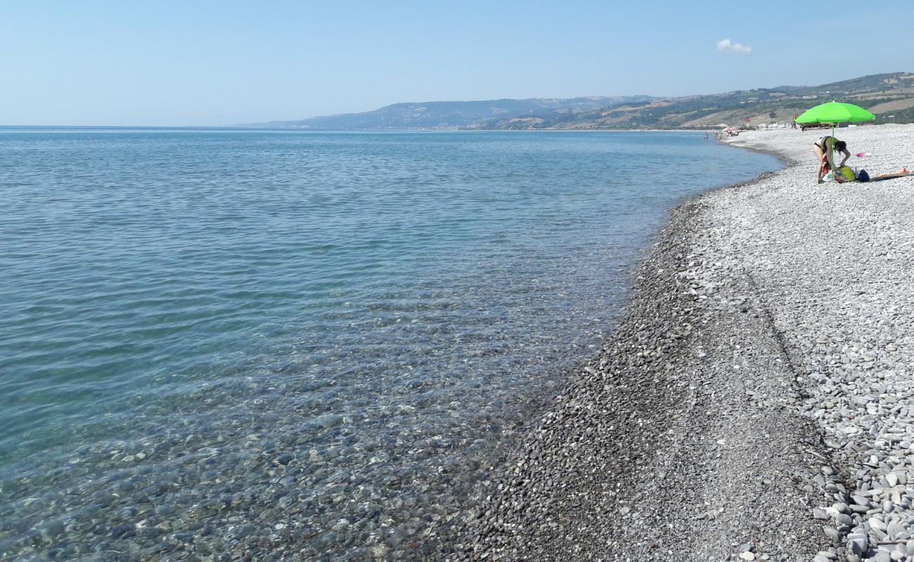 Фото Spiaggia Rocca Imperiale с серая галька поверхностью