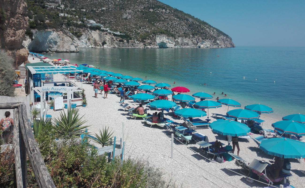 Фото Spiaggia di Mattinatella с белая чистая галька поверхностью