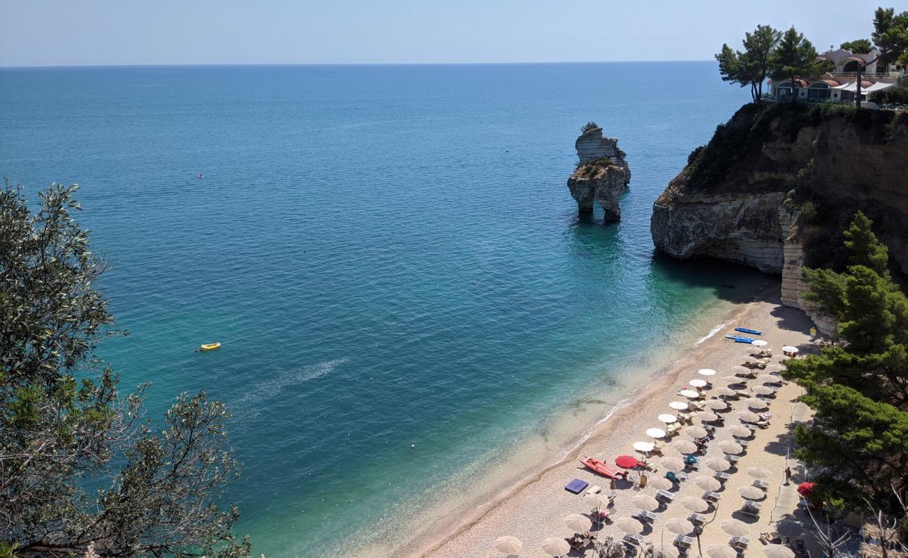 Фото Spiaggia dei Faraglioni с белая чистая галька поверхностью