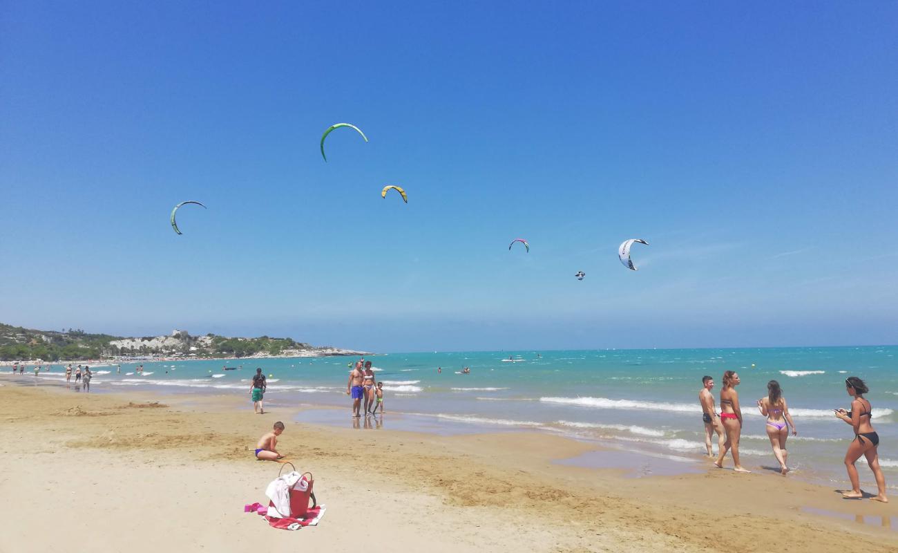 Фото Spiaggia di San Lorenzo с темный чистый песок поверхностью