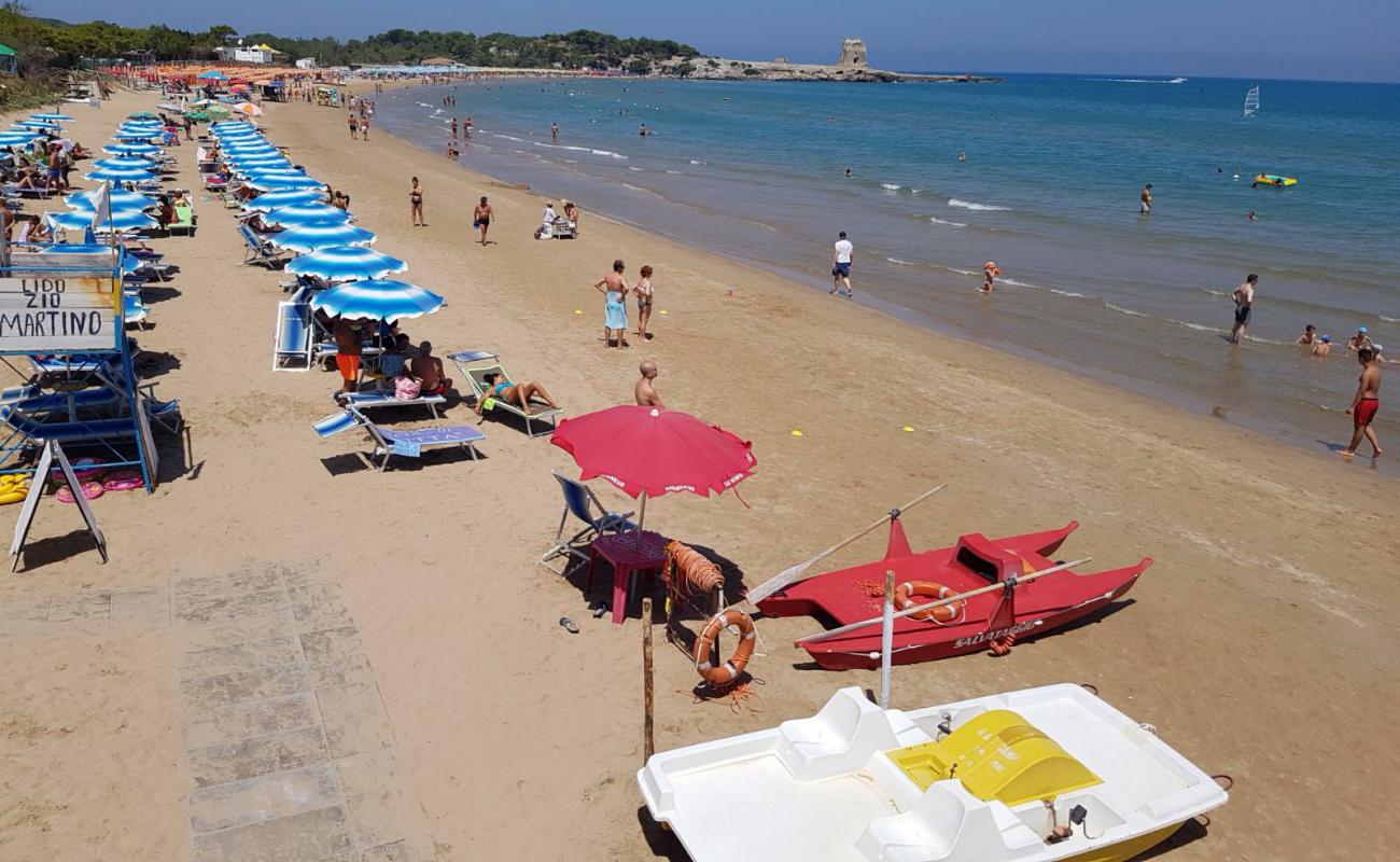 Фото Spiaggia di Sfinale с темный чистый песок поверхностью