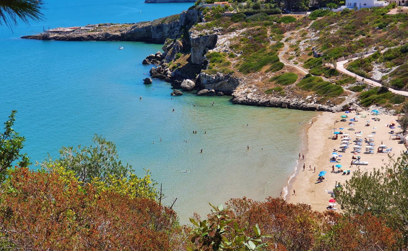 Фото Spiaggia di Procinisco с темный чистый песок поверхностью