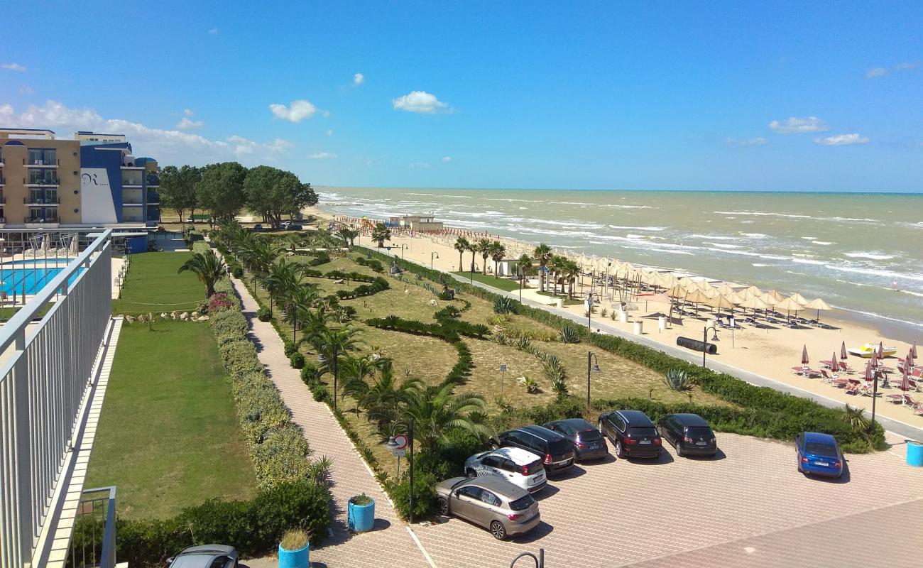 Фото Spiaggia di Roseto Degli Abruzzi с светлый песок поверхностью