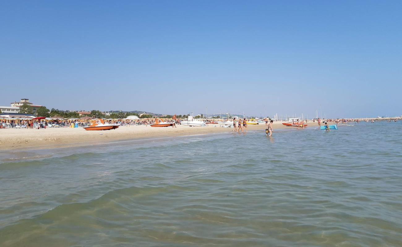 Фото Giulianova beach с золотистый песок поверхностью