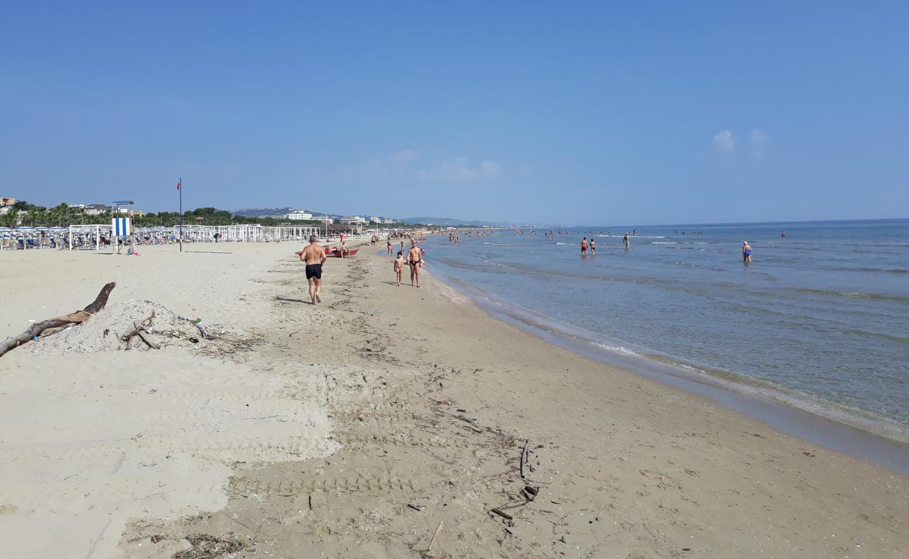 Фото Giulianova beach II с светлый песок поверхностью