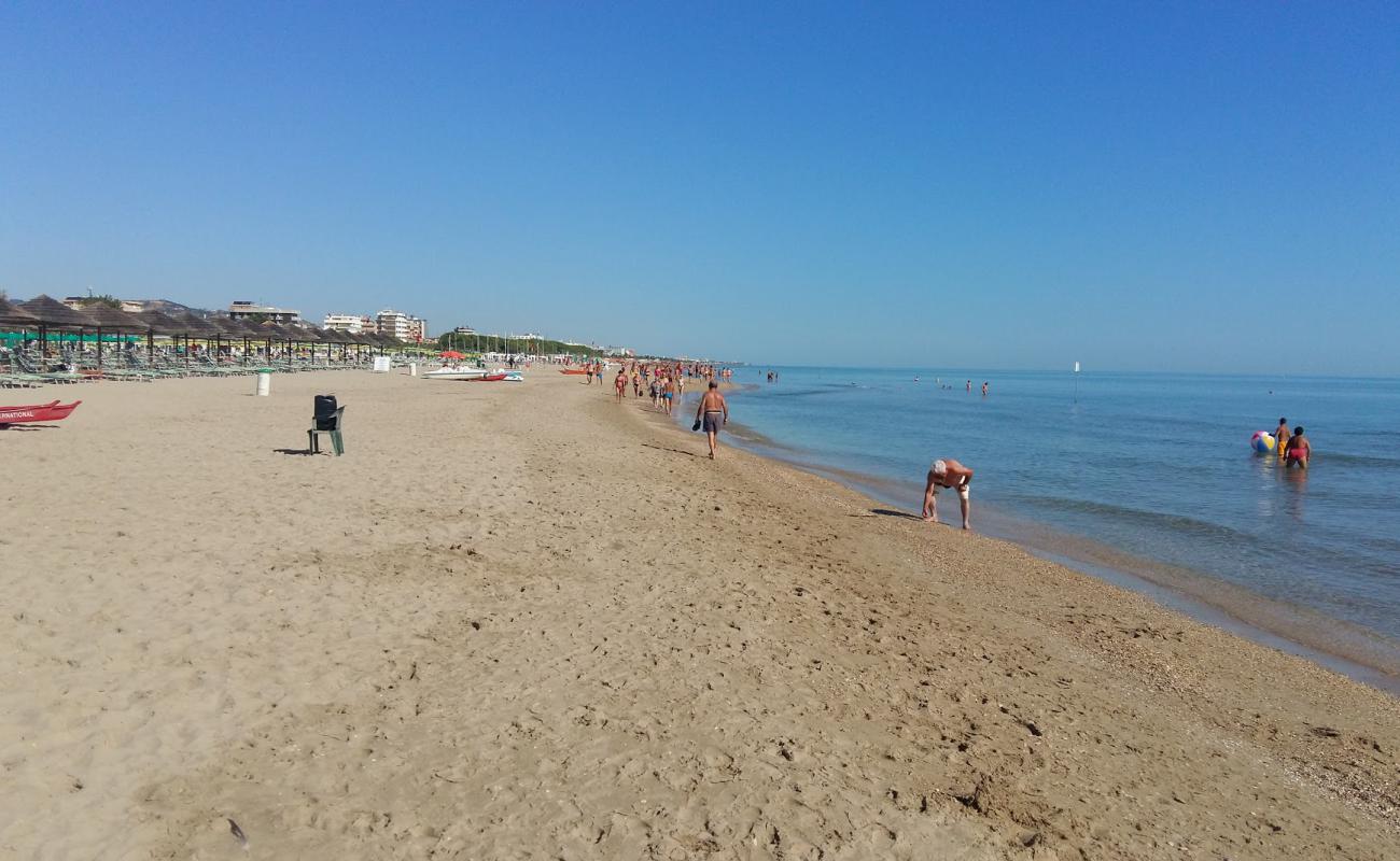 Фото Tortoreto Lido с золотистый песок поверхностью