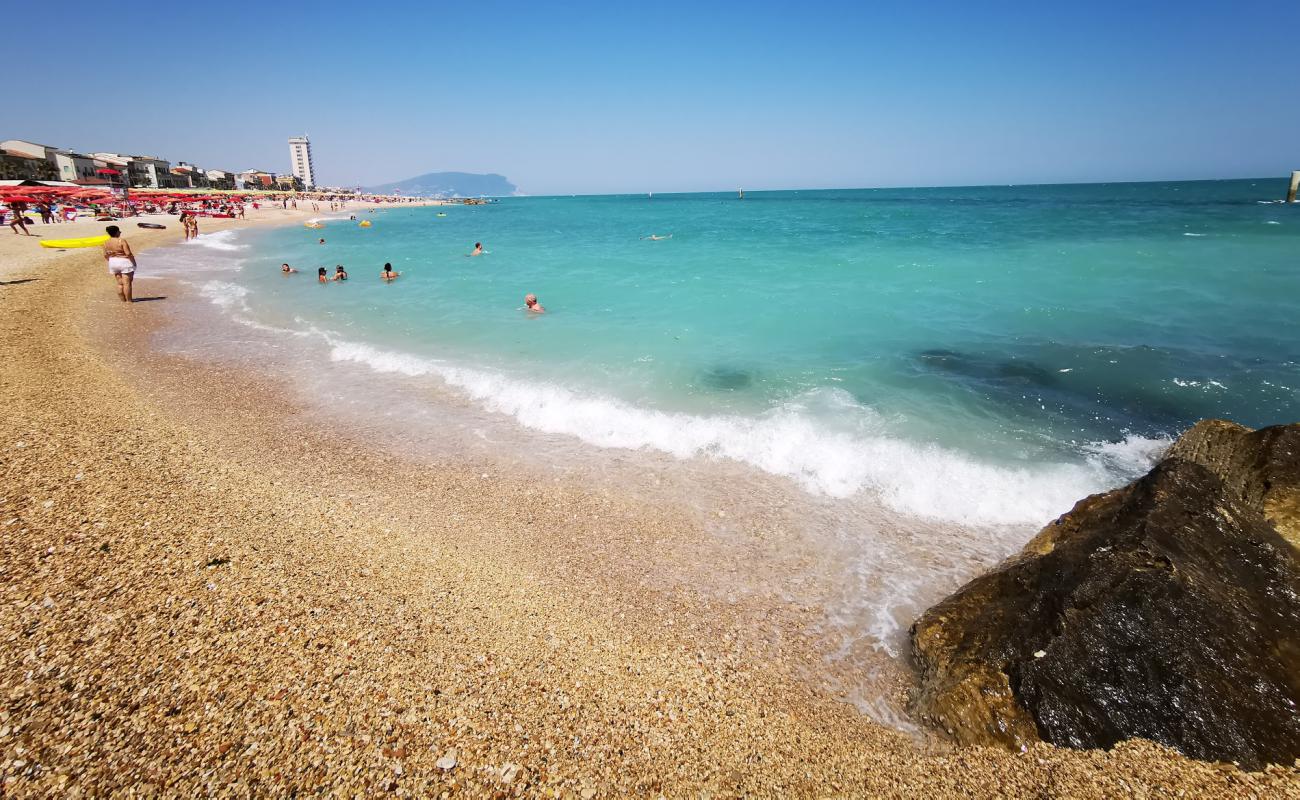 Фото Spiaggia Porto Recanati с белая чистая галька поверхностью