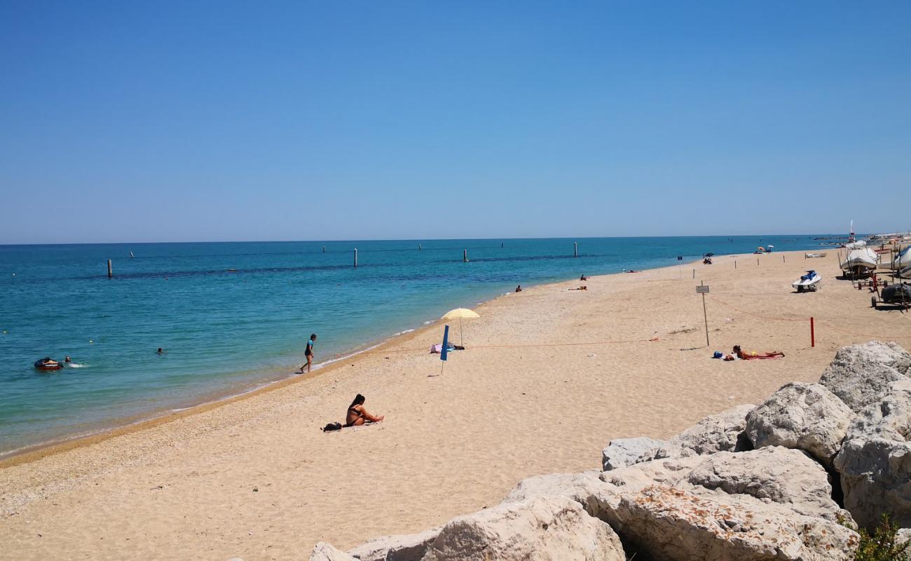 Фото Spiaggia della Montecatini с песок с галькой поверхностью