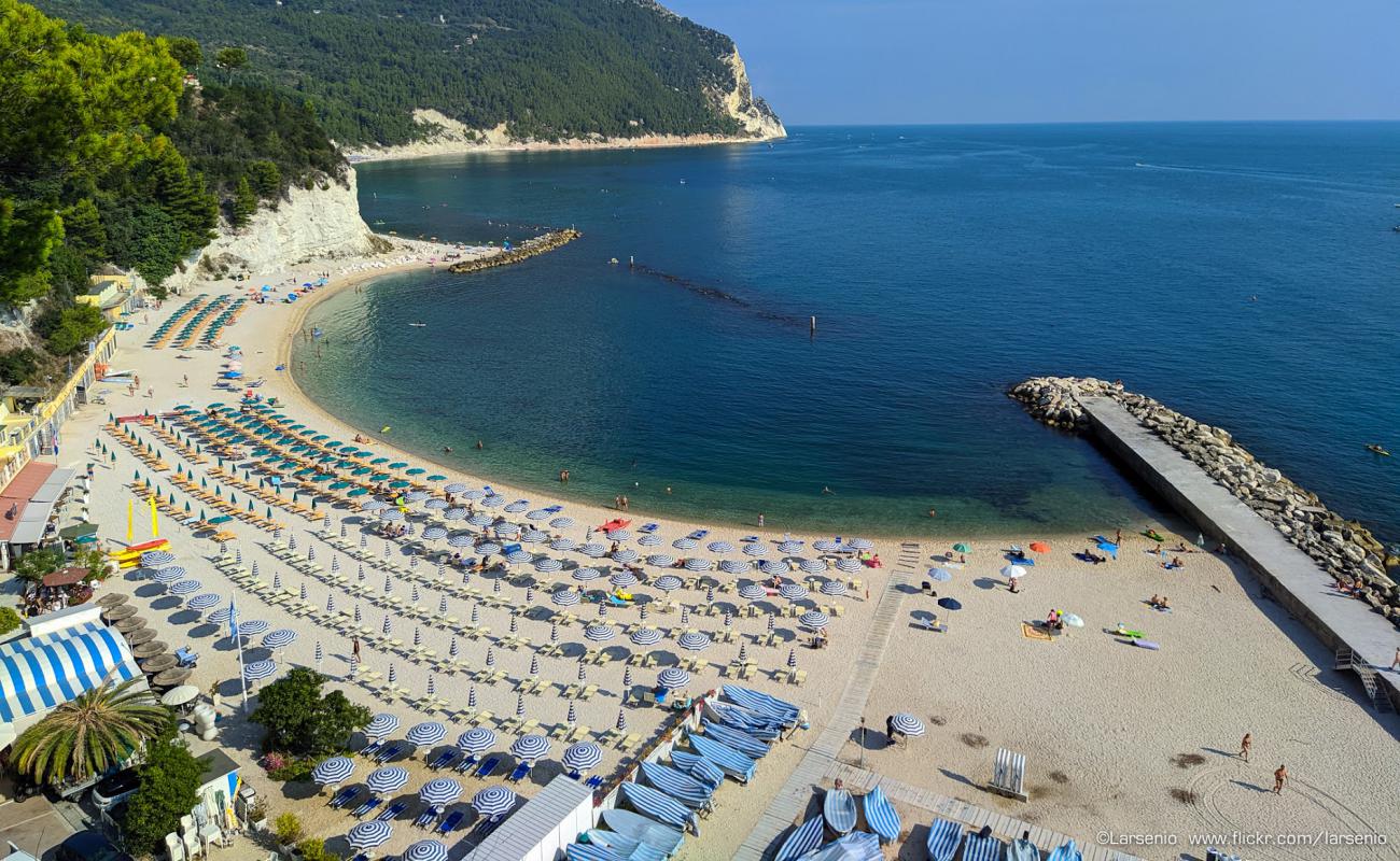 Фото Spiaggia Urbani с белая чистая галька поверхностью