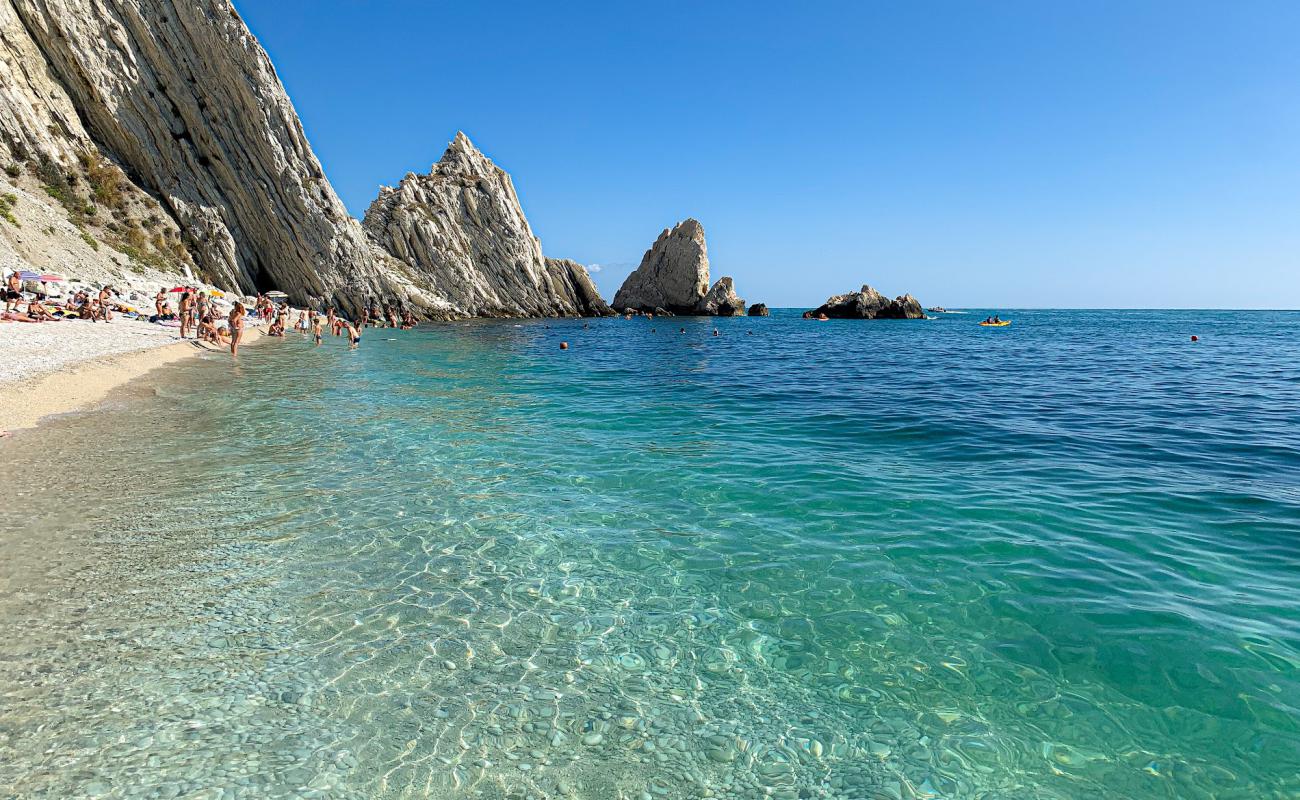 Фото Spiaggia le Due Sorelle с белая галька поверхностью