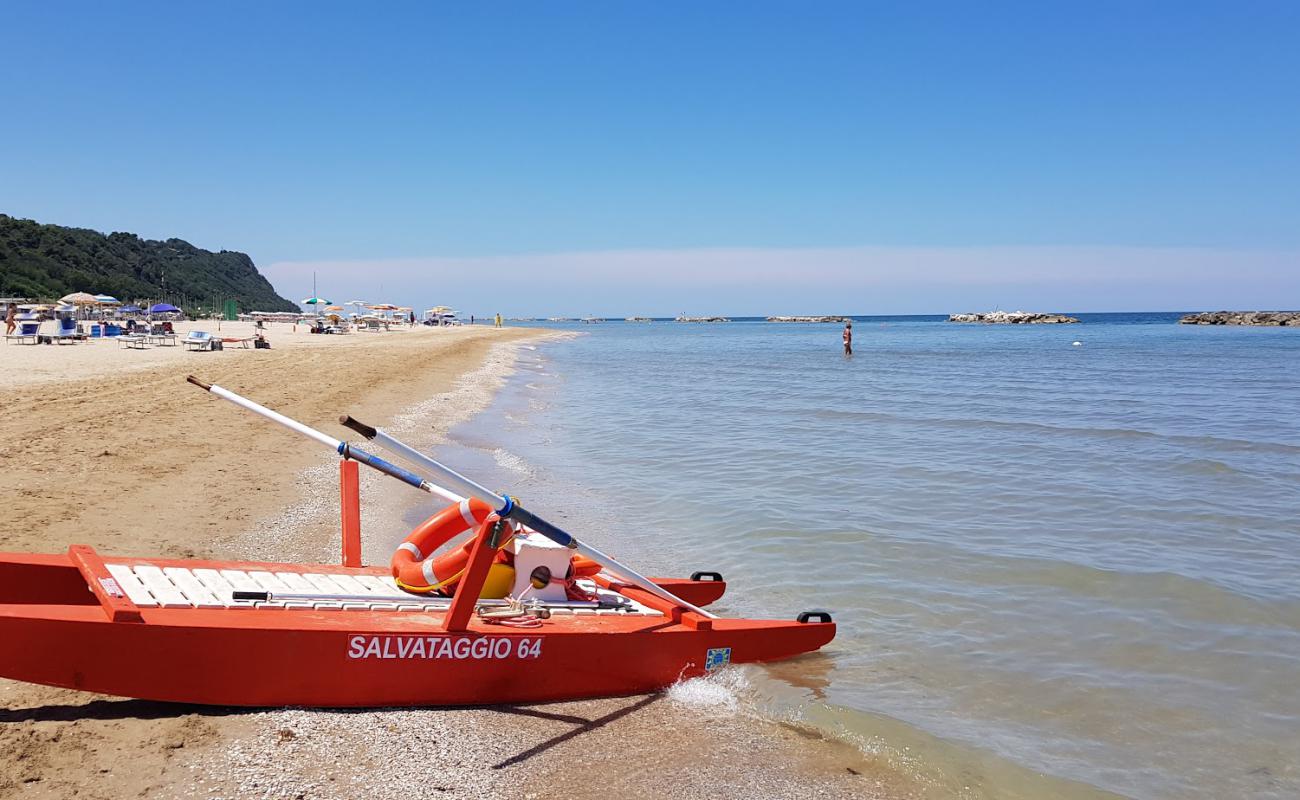 Фото Oasi Beach с золотистый песок поверхностью