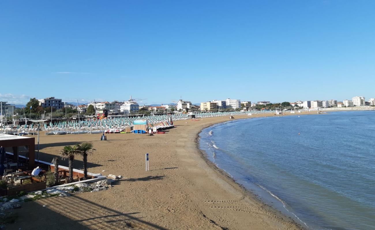 Фото Spiaggia Briolini с золотистый песок поверхностью