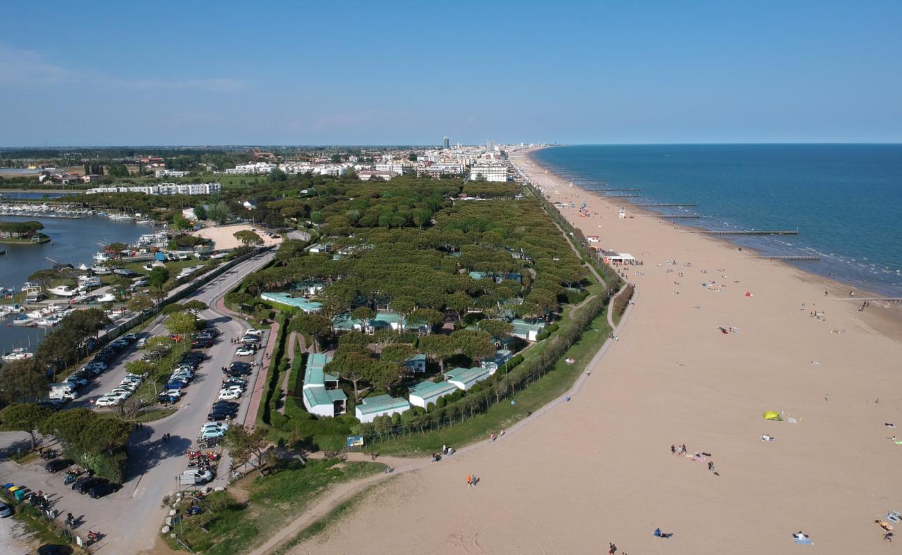 Фото Spiaggia del Faro с золотистый песок поверхностью