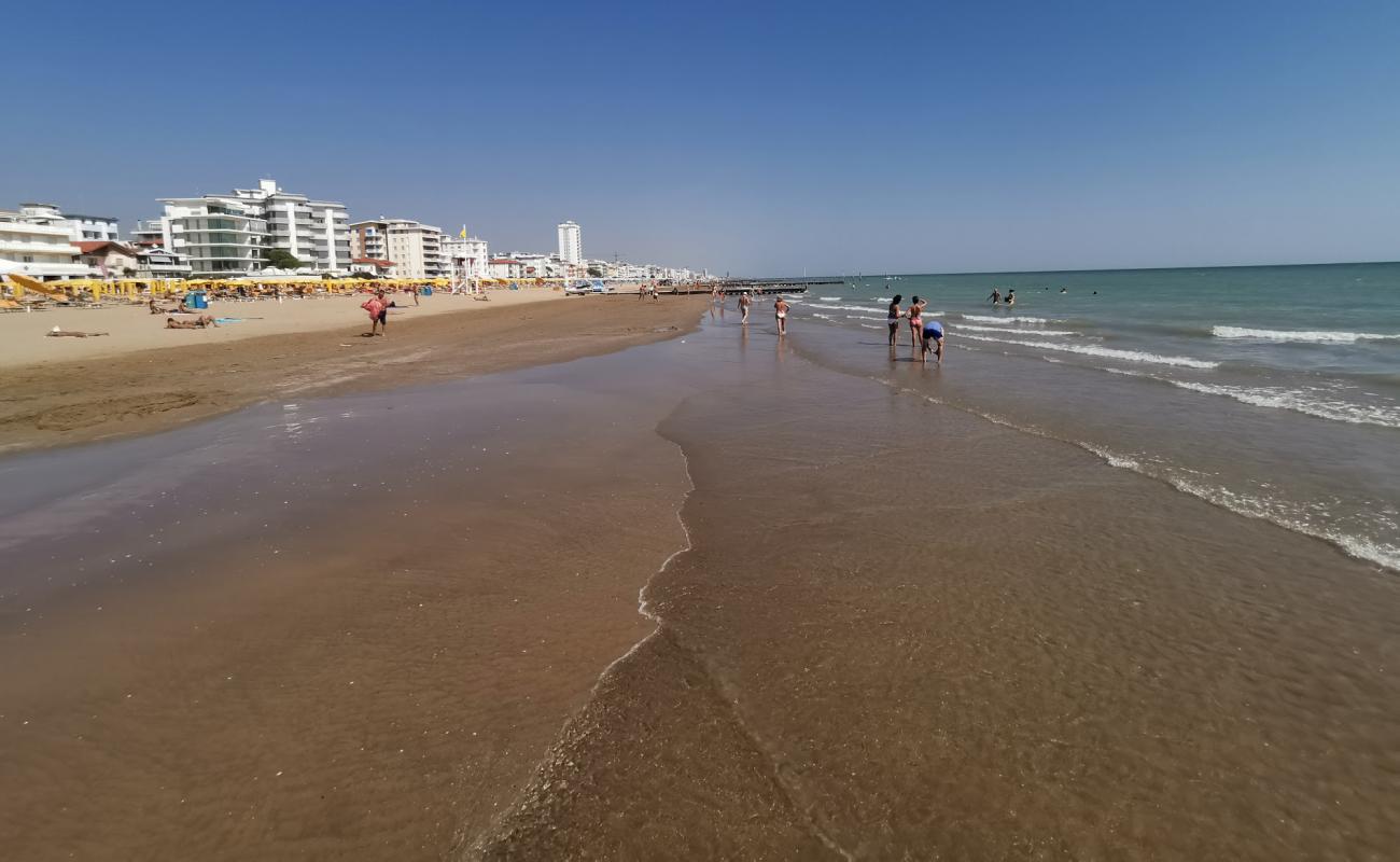 Фото Spiaggia di Jesolo с золотистый песок поверхностью